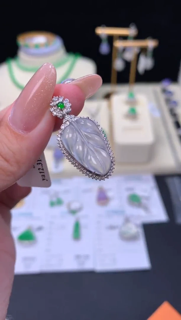 颈饰18K金镶嵌翡翠48小时鉴赏期 退货不扣服务费