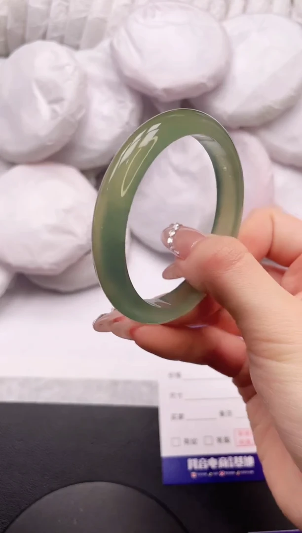 【闪购商品】石英质玉手镯未镶嵌24K202-53