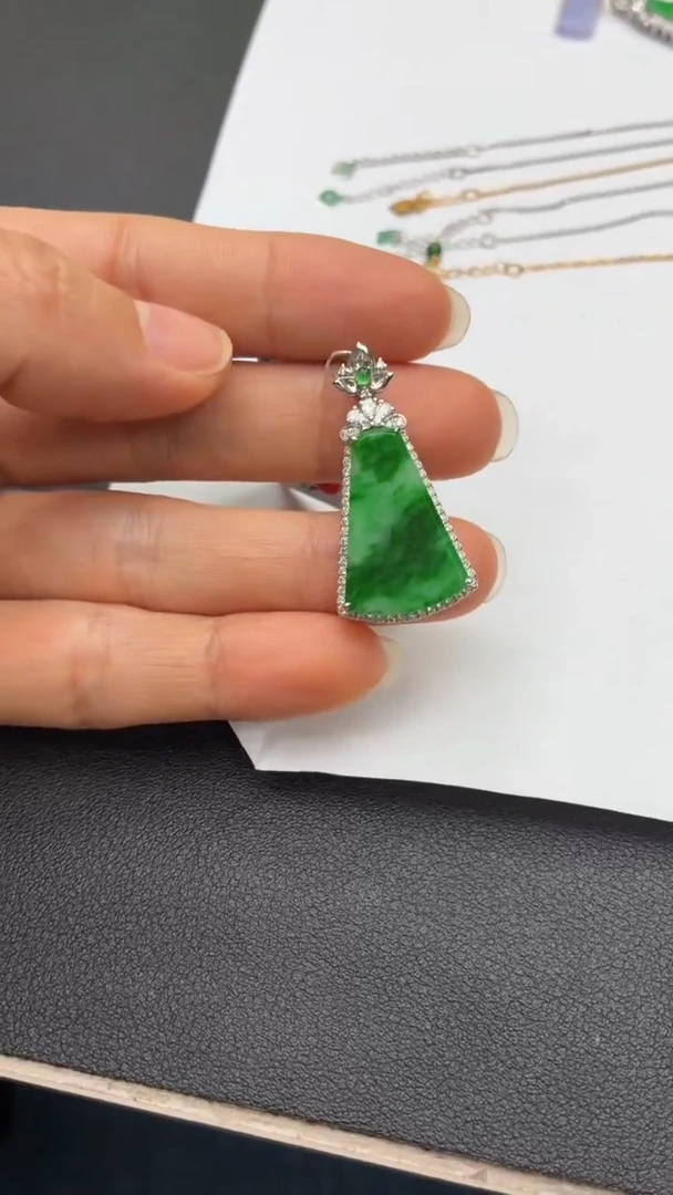 颈饰18K金镶嵌翡翠天然翡翠A货