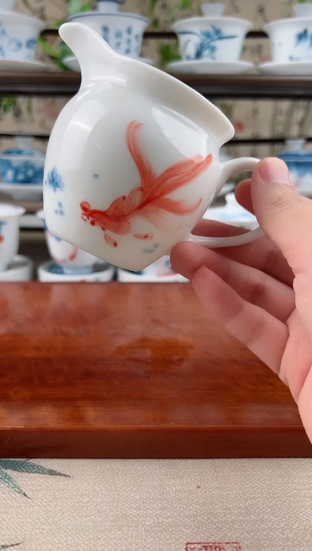 ╄****メ微瑕红蓝锦鲤带把公道杯