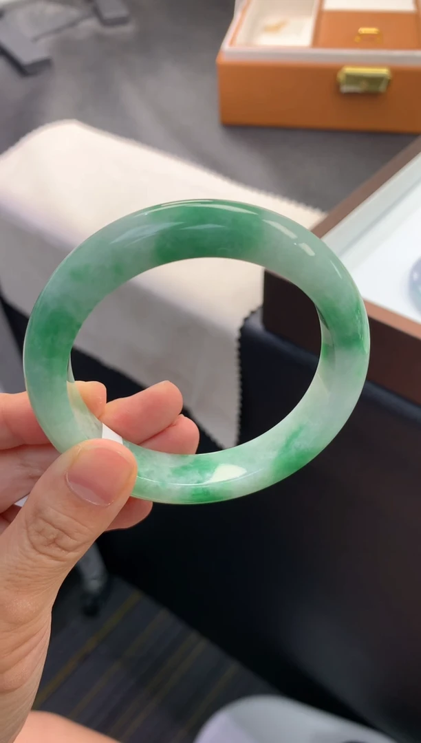 未镶嵌手镯翡翠退货需手镯吊牌标签完好
