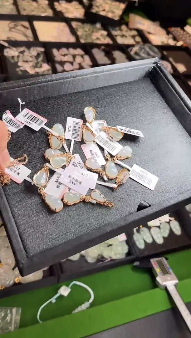 颈饰18K金镶嵌翡翠10282/多样性发一个