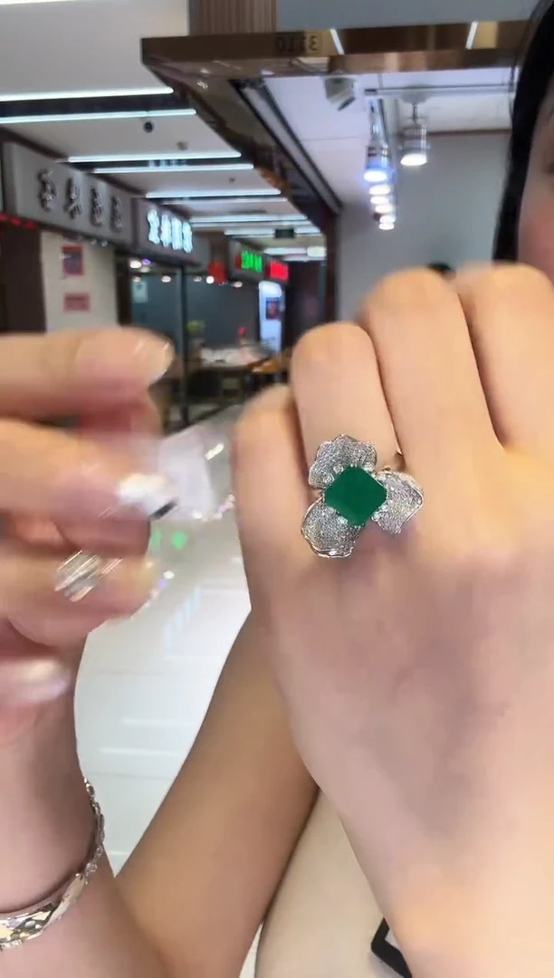 18K金镶嵌戒指祖母绿3.18ct