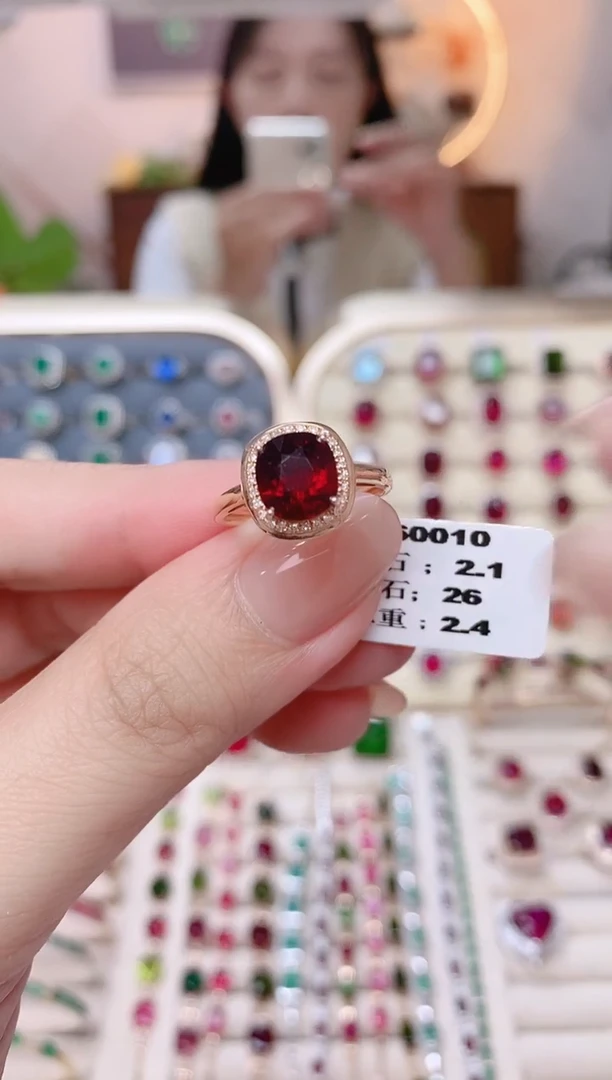 18K金镶嵌碧玺戒指碧玺2.1CT