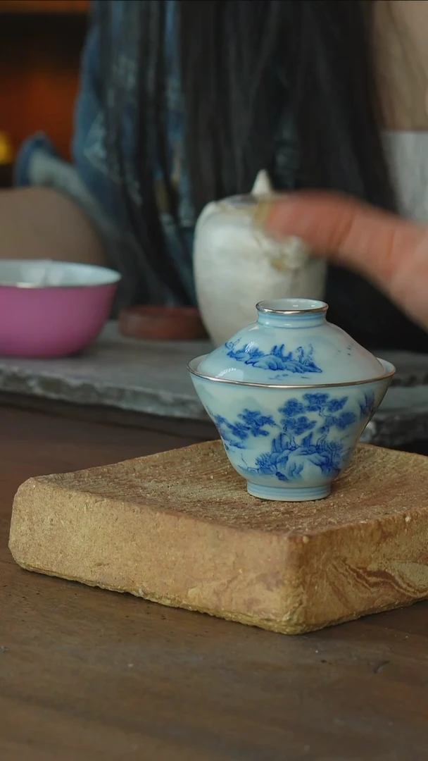 包银青花山水葫芦盖碗.