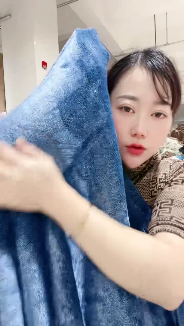 牛奶绒主播手上展示