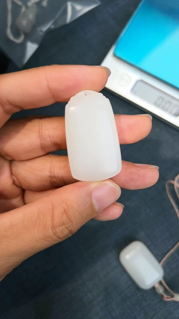 和田玉（糖玉）未镶嵌颈饰无事牌