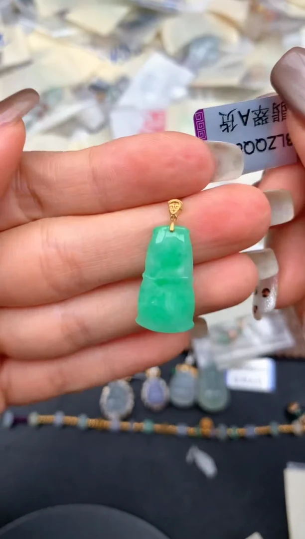 18K金镶嵌挂件翡翠一