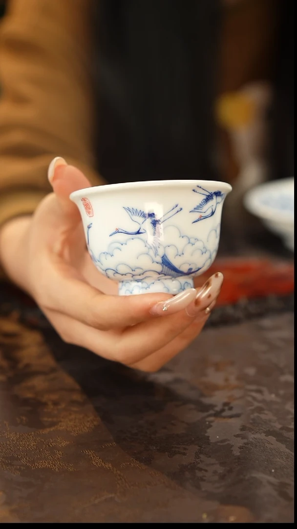 画堂春 青花手绘瑞鹤图小主人杯