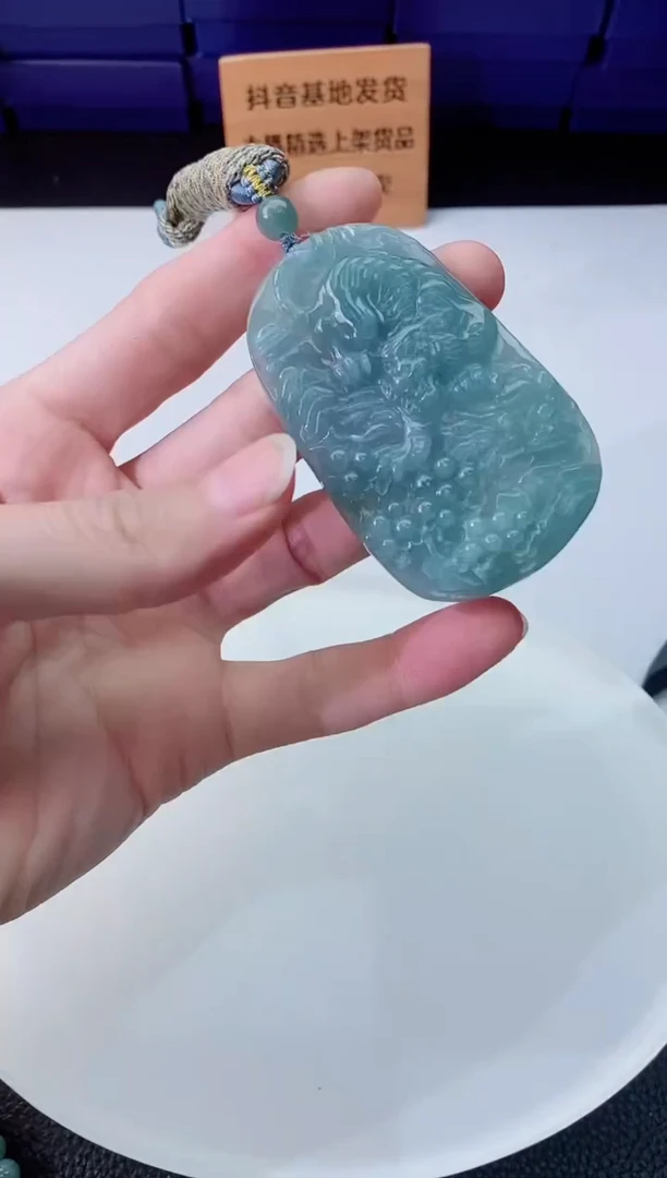 翡翠未镶嵌颈饰  `
