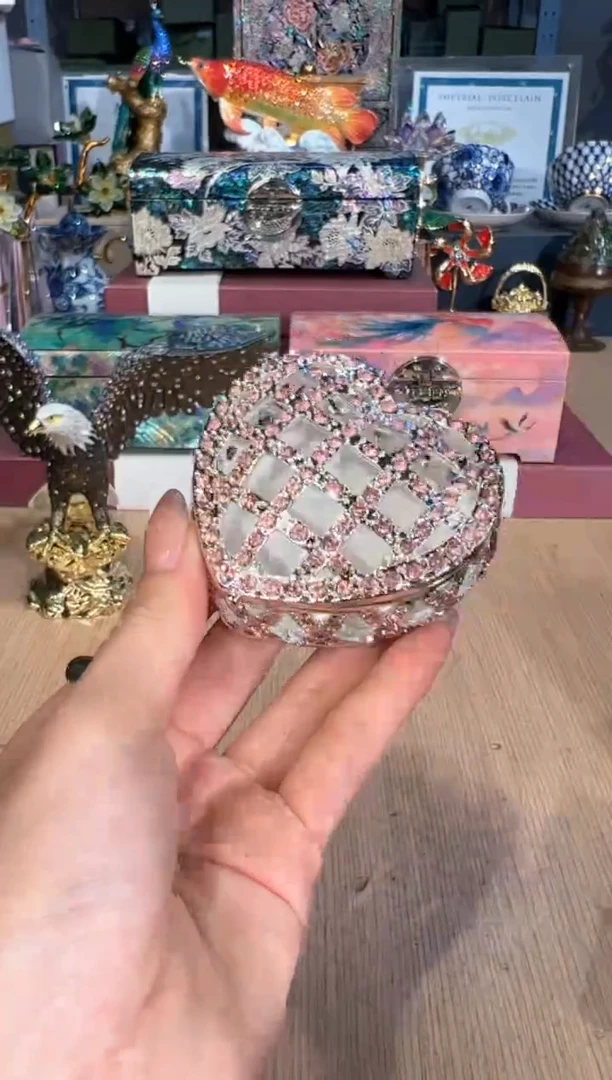 【闪购商品】杯282粉色镂空满钻爱心盒