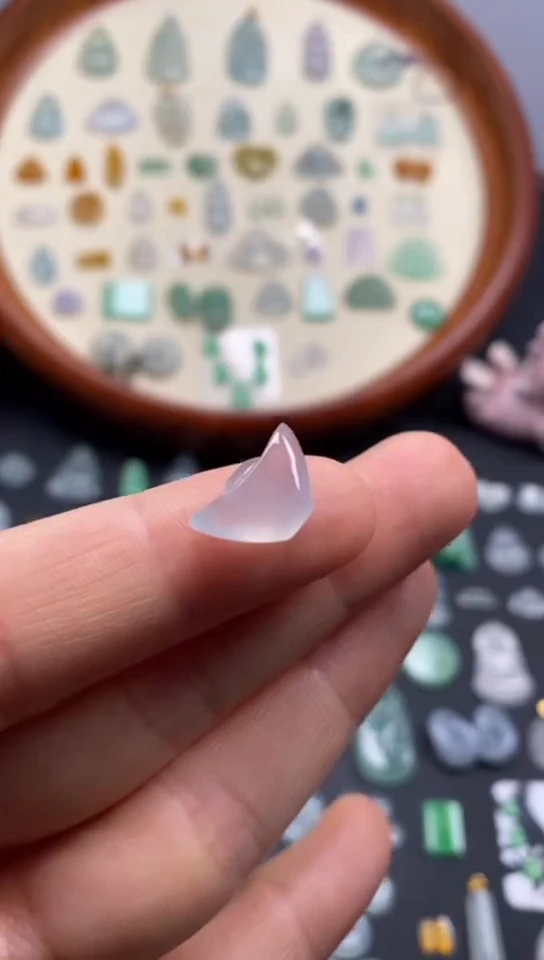 翡翠未镶嵌颈饰冰元宝/芬