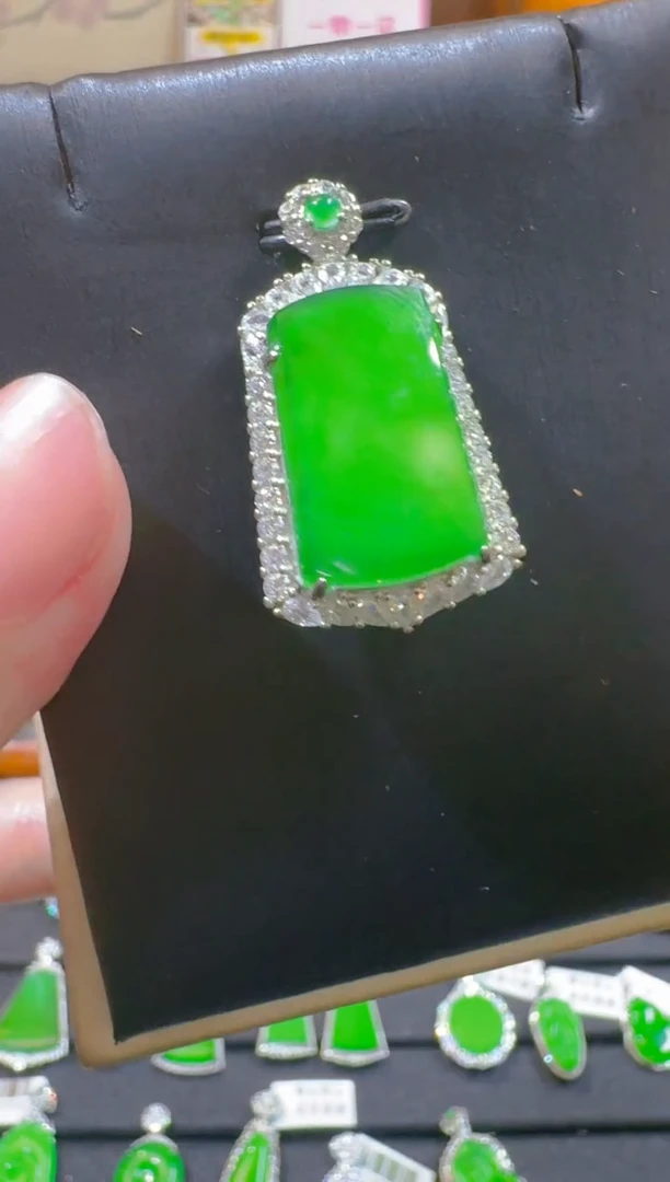 翡翠未镶嵌吊坠(赠链)天然A货翡翠