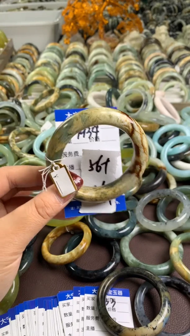 【闪购商品】蛇纹石玉手镯未镶嵌1934