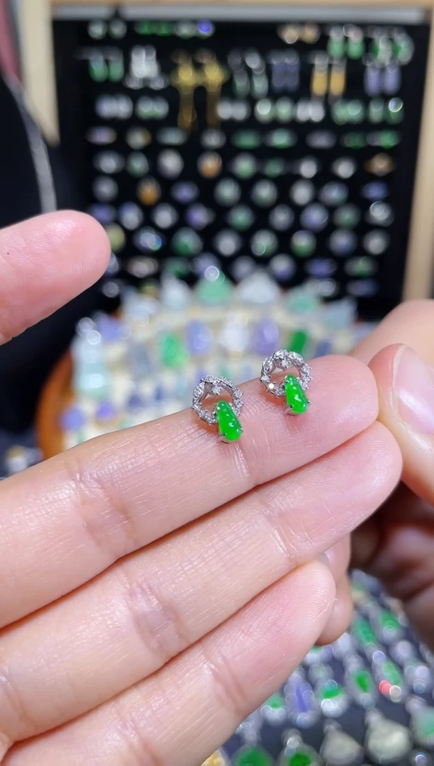 颈饰18K金镶嵌翡翠高冰胶满绿豆子耳钉