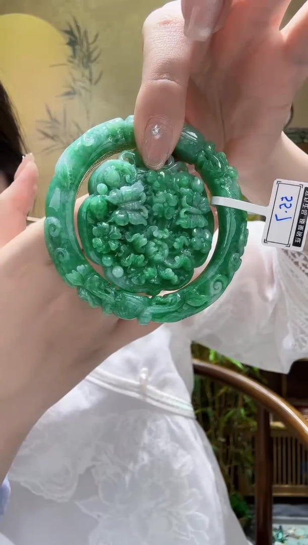 翡翠未镶嵌颈饰吊镯一套  55.7