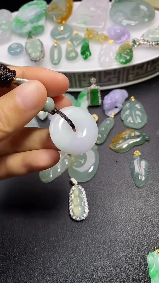 颈饰未镶嵌翡翠吊坠