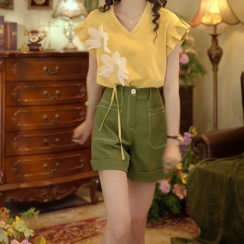 【香草布丁】港风复古V领显瘦t恤女立体花短袖上衣+休闲裤