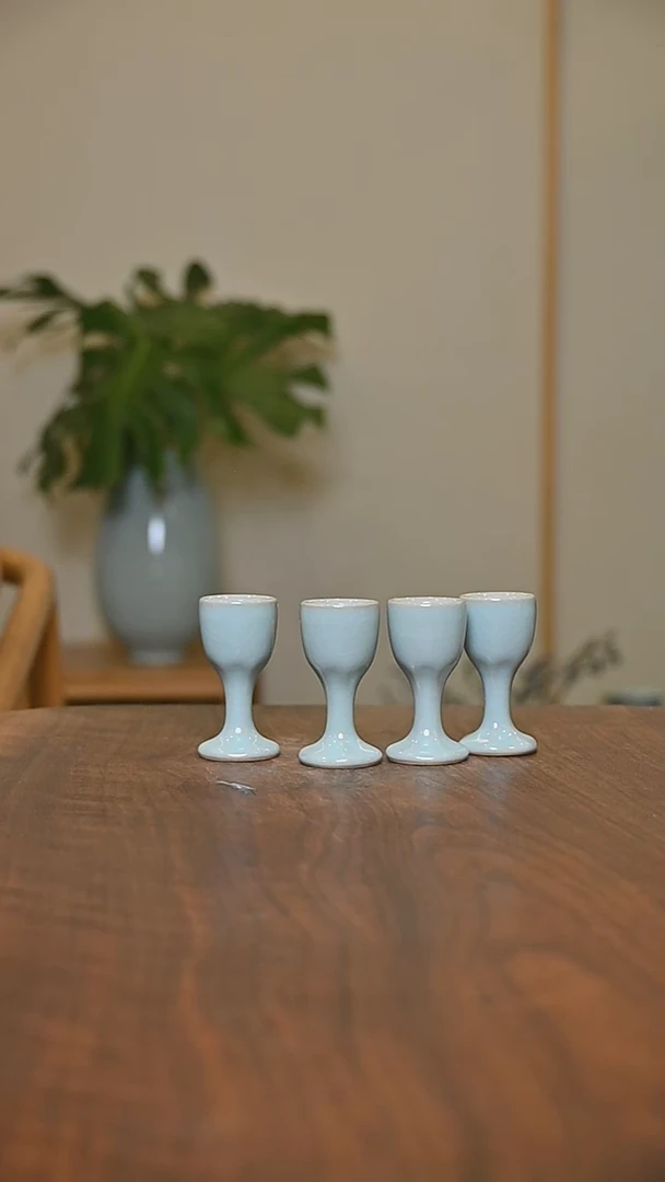 酒杯4只  天青 微瑕 无款