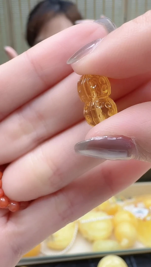 未镶嵌琥珀裸石如图