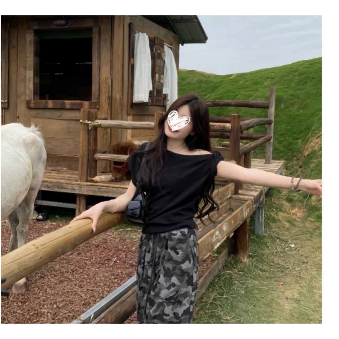 2025年夏季新款法式短袖斜肩露肩修身显瘦纯欲设计感女上衣潮