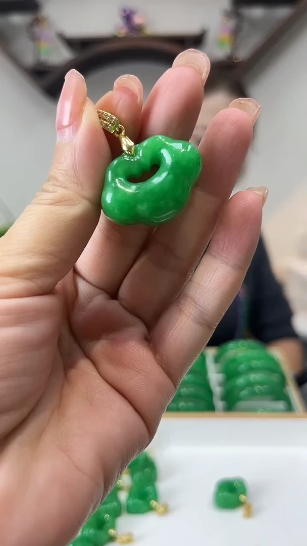 【闪购商品】翡翠吊坠(赠链)未镶嵌a4 手工雕刻吊坠