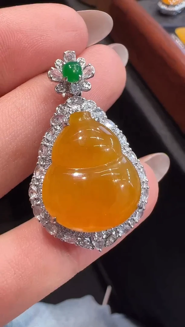 颈饰18K金镶嵌翡翠吊坠