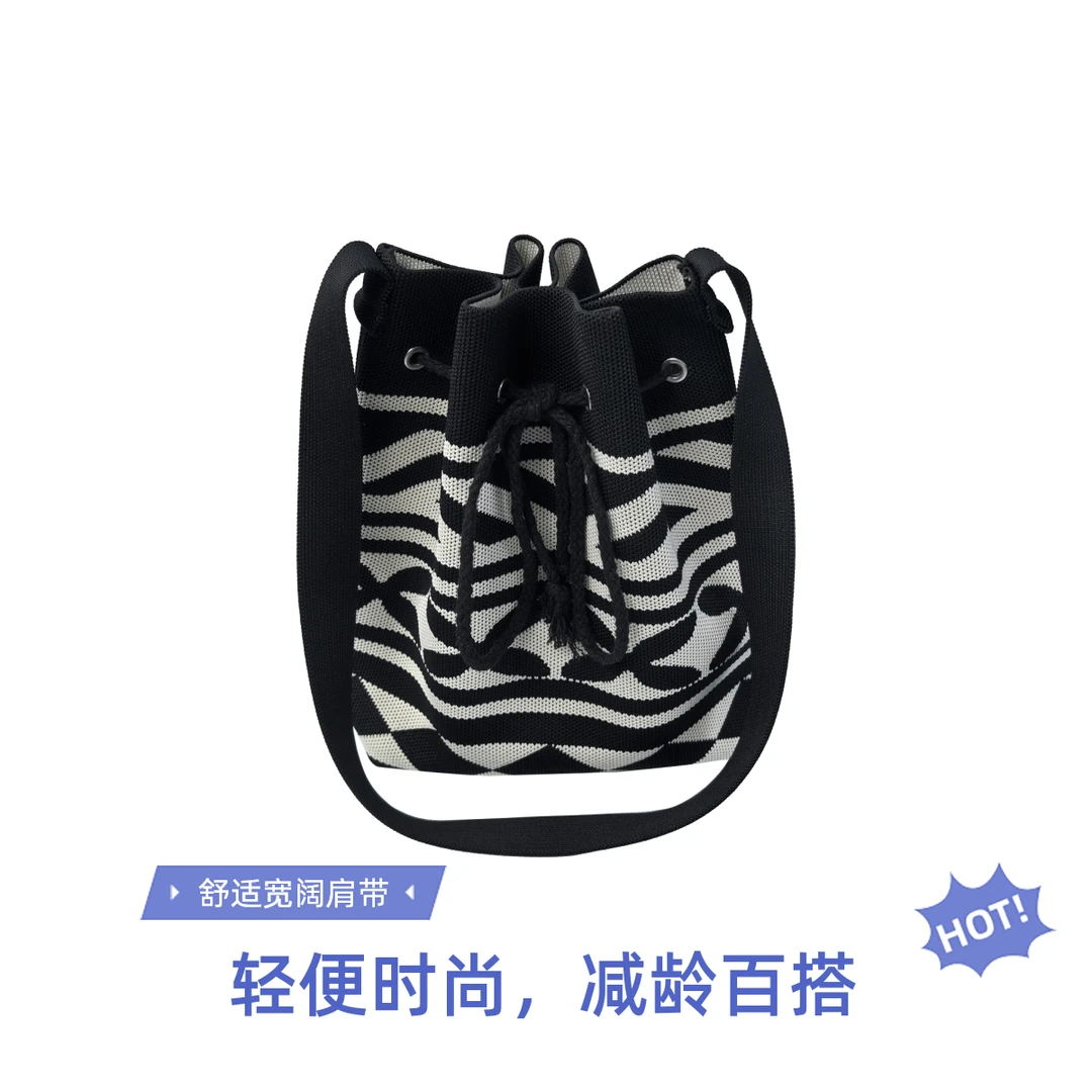 时尚纯色挂钩可折叠见外包装单肩包通勤风水桶包黑色