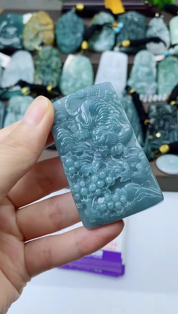 翡翠未镶嵌颈饰