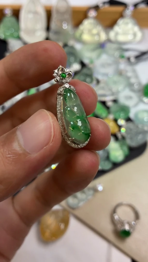 吊坠(不含链)18K金镶嵌翡翠豆子