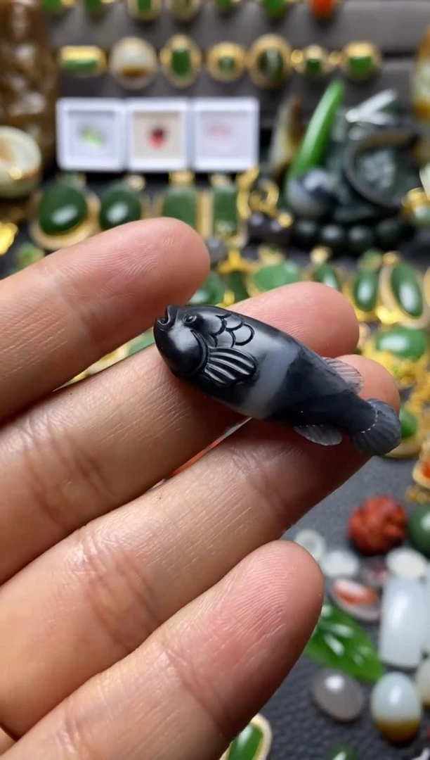 和田玉未镶嵌颈饰小鱼