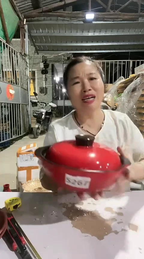 5267瑕疵不圆红色浅煲盖偏小