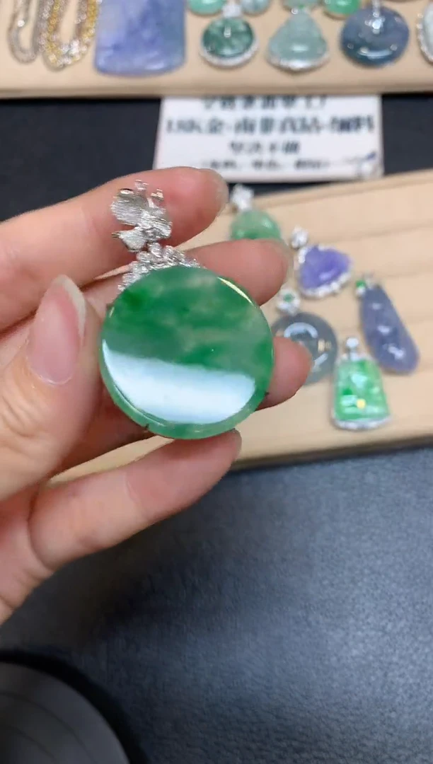 【闪购商品】翡翠颈饰18K金镶嵌圆牌【无服务费