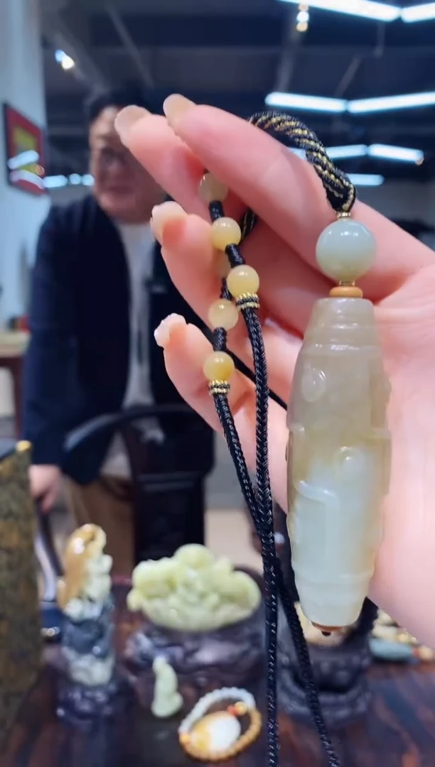 【闪购商品】和田玉挂件未镶嵌糖白九眼竖穿约75mm