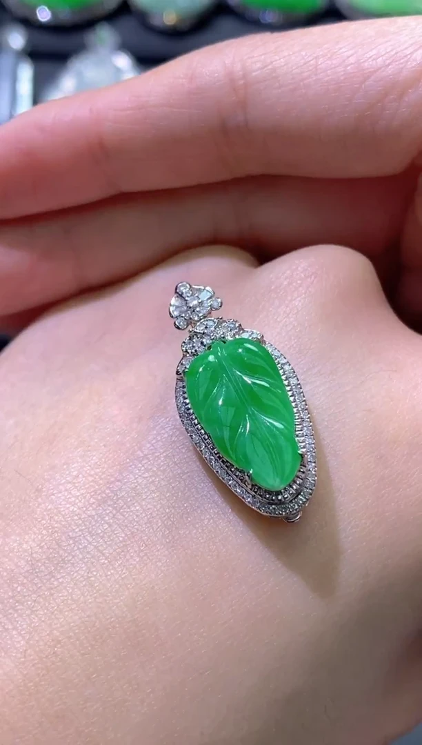 颈饰18K金镶嵌翡翠叶子