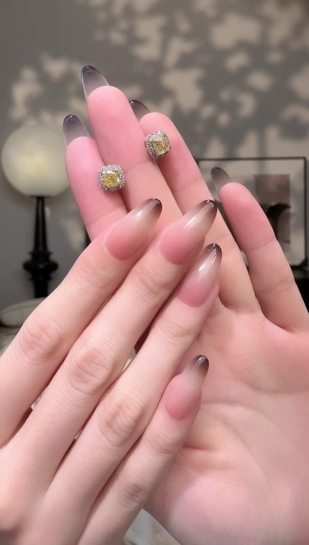 18K金镶嵌实验室培育钻石耳饰@@耳钉分色垫形黄钻70分圆形围镶+