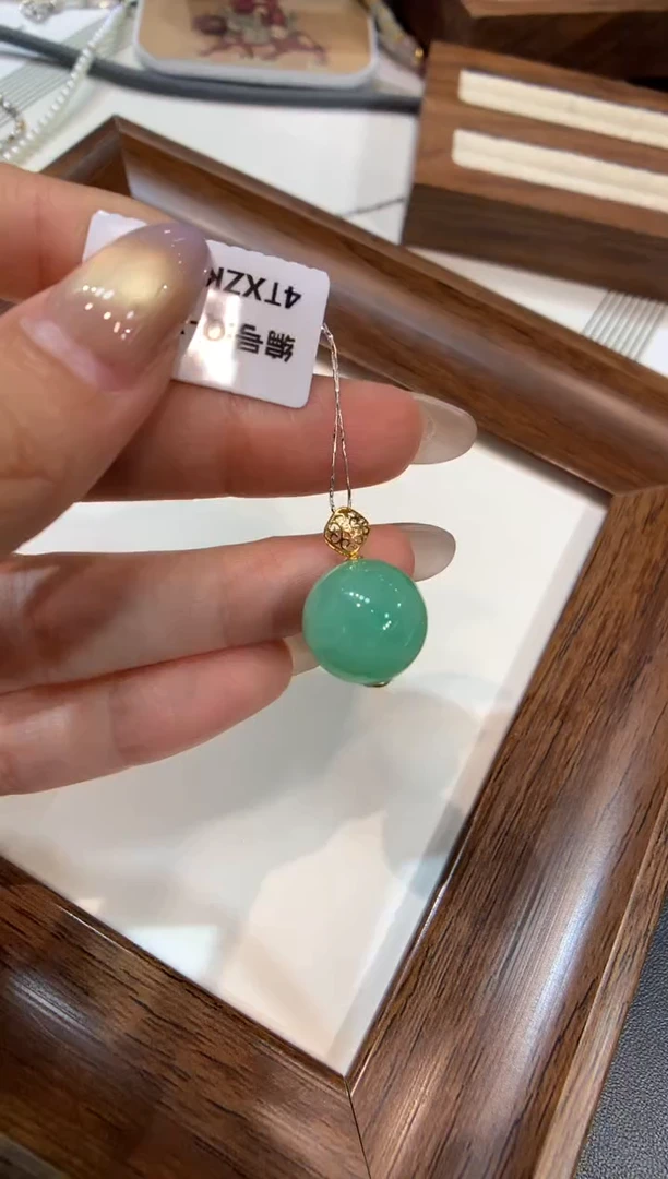 颈饰18K金镶嵌翡翠圆珠