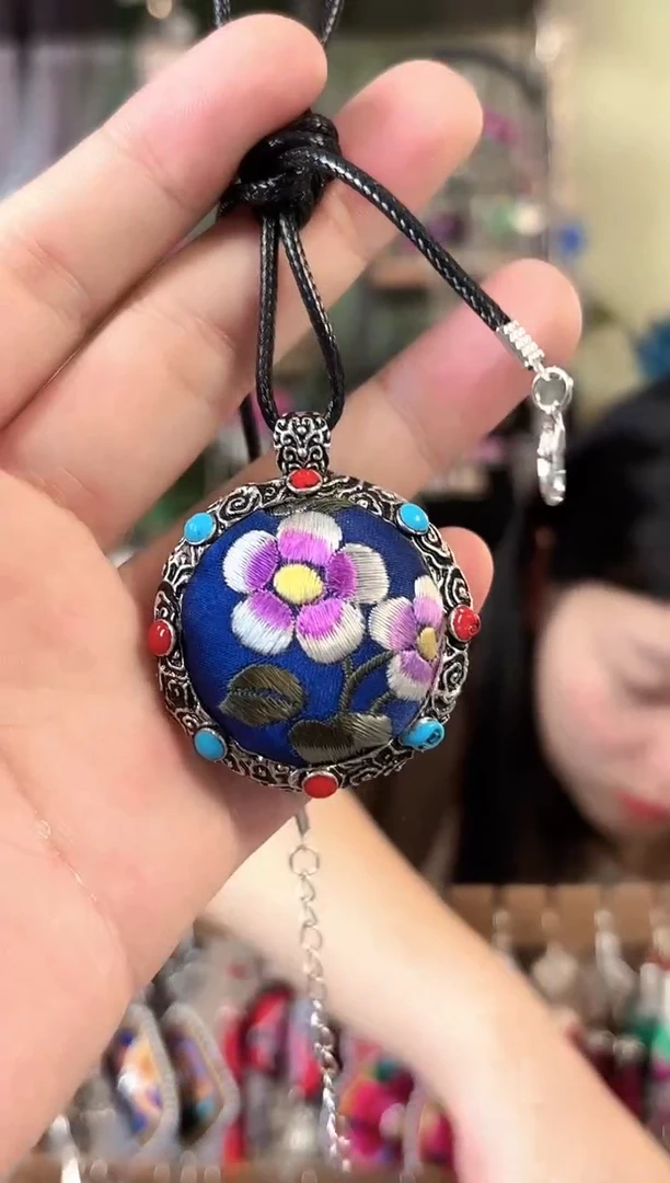 彩云南阁非遗老绣苗银饰品131