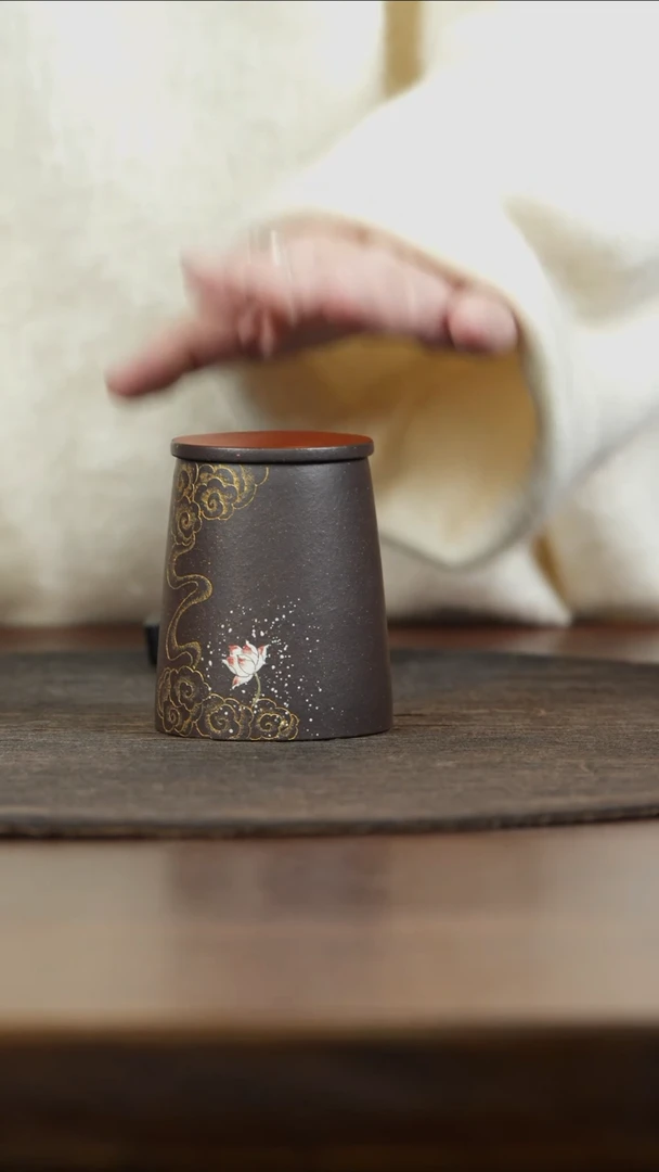 【闪购商品】紫砂茶叶罐小罐黑金砂描金刻祥云莲花