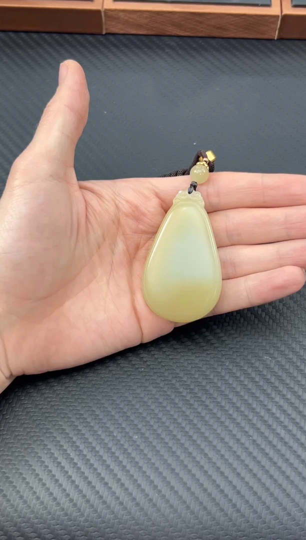 【闪购商品】和田玉吊坠(赠链)未镶嵌且末微色差迪克兰吊坠