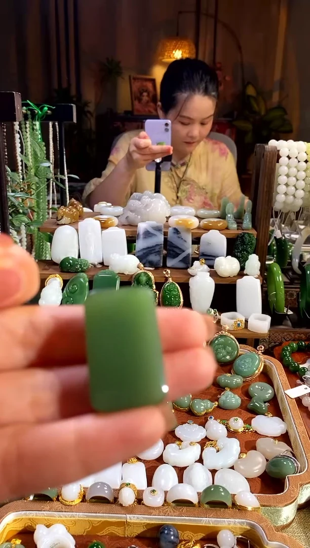 和田玉未镶嵌吊坠(赠链).