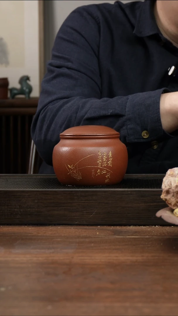 茶杯紫砂紫泥兰花刻绘扁茶叶罐 ！