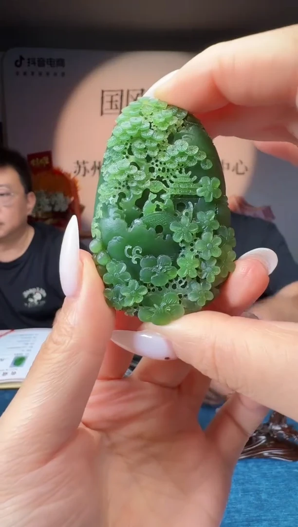 和田玉未镶嵌颈饰桑*杰碧玉山水挂件