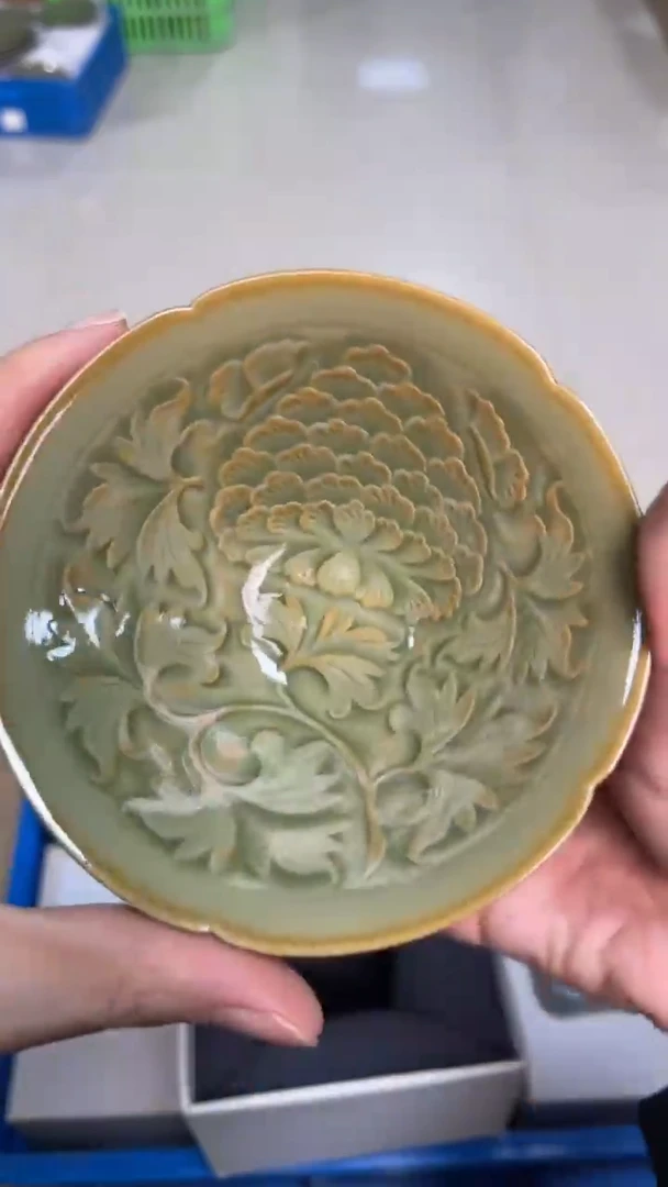 陶瓷纯手工橄榄绿塔牡丹斗笠盏（一个）