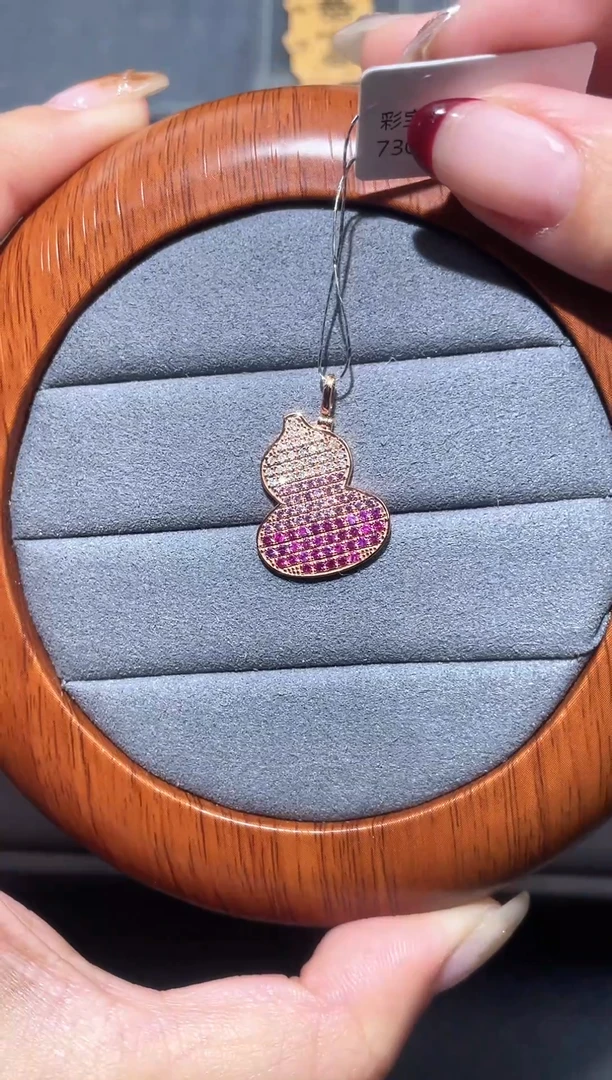 【闪购商品】彩色蓝宝石吊坠(不含链)18K金镶嵌彩蓝宝吊坠
