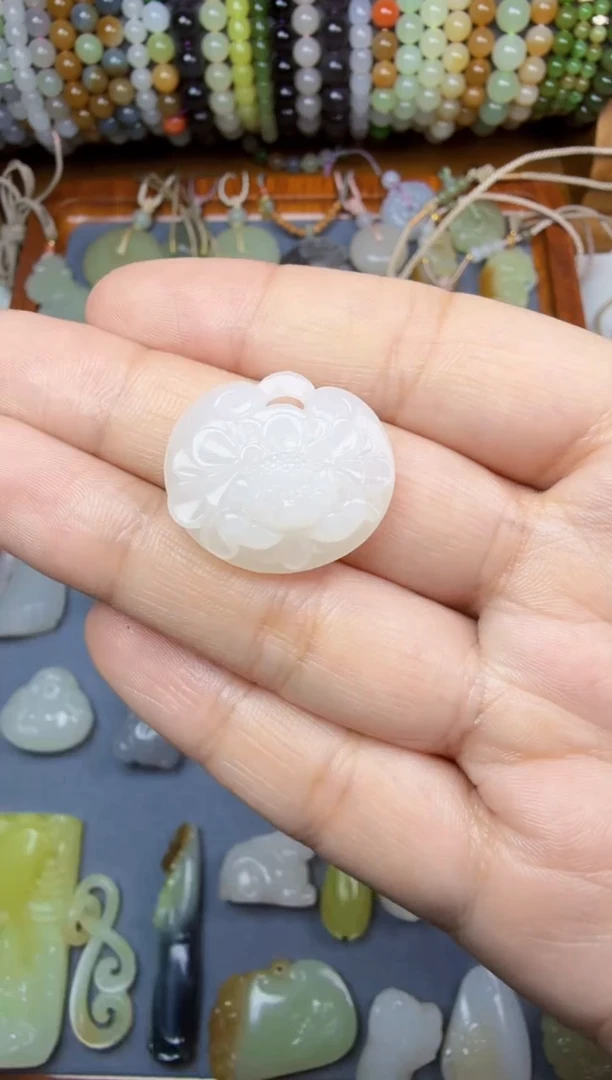 和田玉未镶嵌颈饰牡丹花吊坠