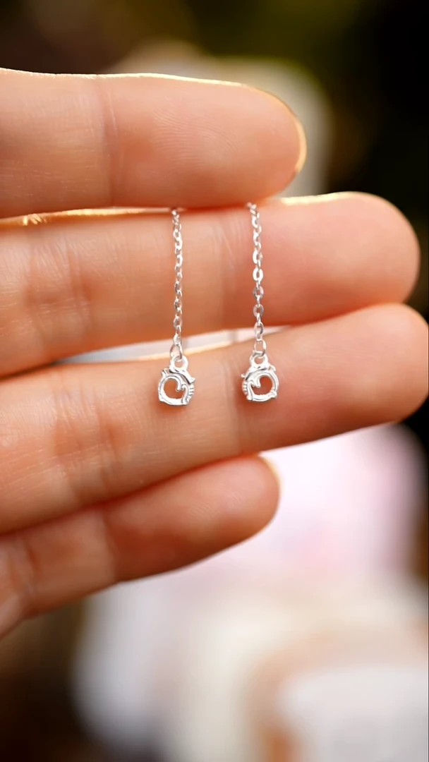 刺绣私人定制苗族手工卷龙纹耳线和护腕（混发）