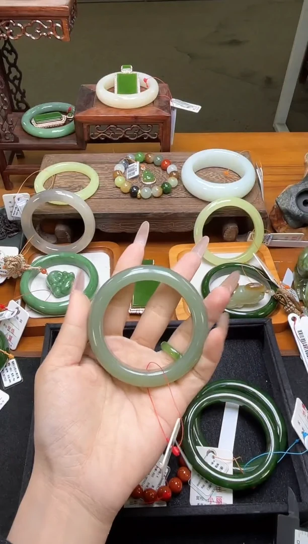 未镶嵌手镯和田玉青海湖水绿 55+圈