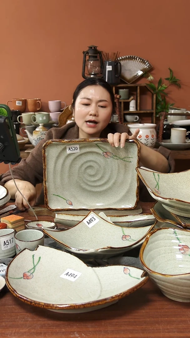 陶瓷A520  一只陶瓷手绘荷花黑点螺纹长盘31*24可能微瑕