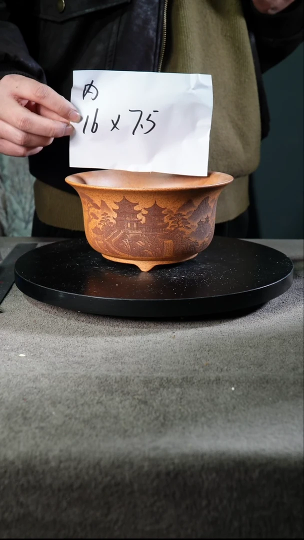 A宜兴紫砂小花盆